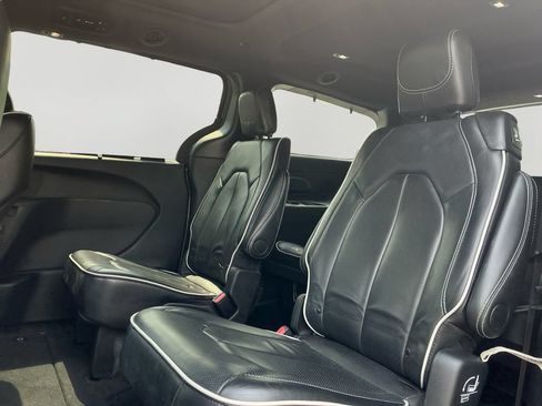 Used 2025 Chrysler Pacifica Limited FWD image 15