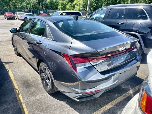 Used 2022 Hyundai Elantra SEL w/ Preferred Accessory Package FWD image 6