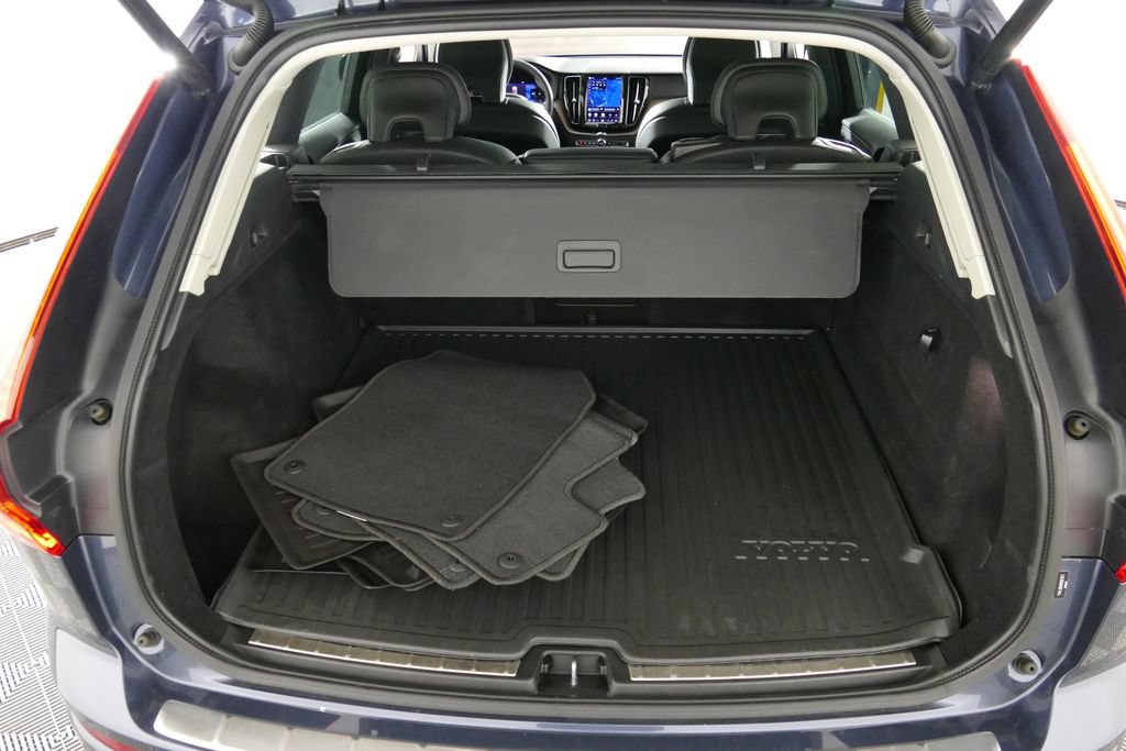 Used 2022 Volvo XC60 B5 Momentum w/ Climate Package AWD/4WD image 29