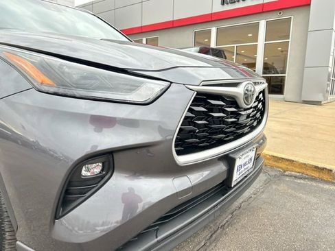 Used 2023 Toyota Highlander XLE image 4