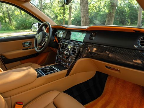 Used 2023 Rolls-Royce Cullinan Black Badge w/ Leather Finishing Pack image 2