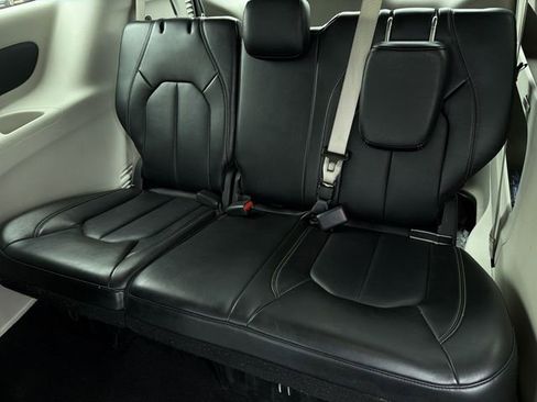 Used 2024 Chrysler Pacifica Touring-L image 22