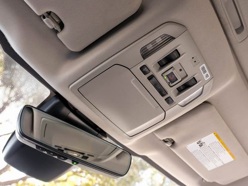 Used 2022 Toyota Highlander XLE image 32