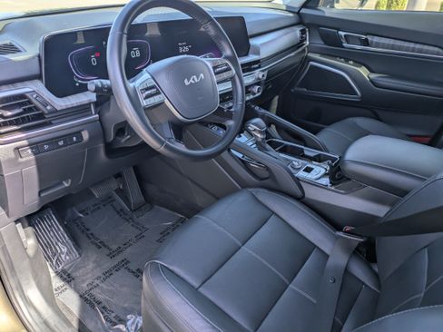 Used 2025 Kia Telluride EX w/ EX Captain's Chair Package FWD image 24