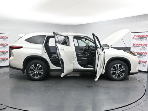 Used 2021 Toyota Highlander XLE AWD/4WD image 41