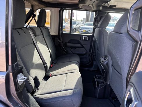 Used 2025 Jeep Wrangler Unlimited Sahara AWD/4WD image 25