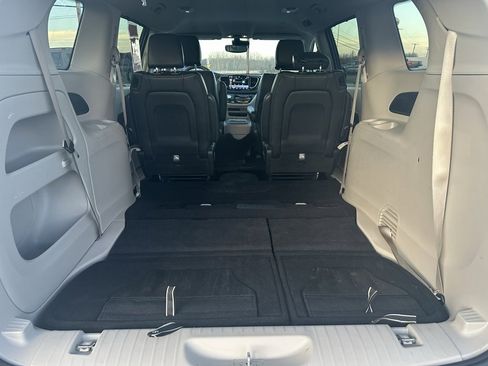 Used 2024 Chrysler Pacifica Touring-L image 7