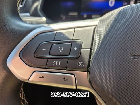 Certified 2022 Volkswagen Tiguan SE FWD image 29