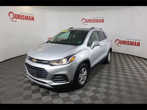 Used 2020 Chevrolet Trax LT w/ LT Convenience Package image 2