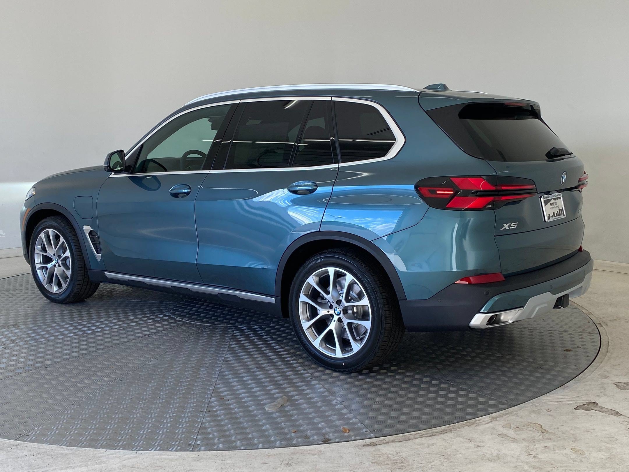 Used 2026 BMW X5 xDrive50e w/ Premium Package AWD/4WD image 3