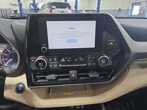 Used 2023 Toyota Highlander XLE image 22