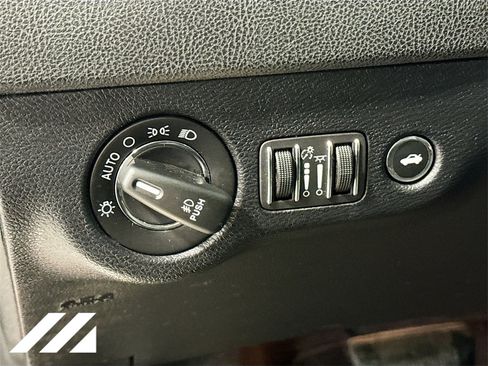 Used 2017 Chrysler 300 C image 10