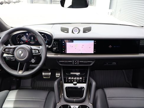 Certified 2025 Porsche Cayenne Turbo AWD/4WD image 23