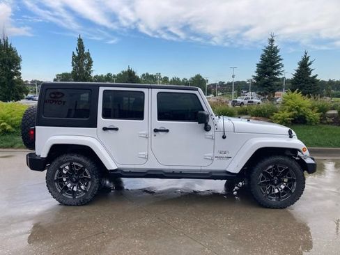 Used 2018 Jeep Wrangler Unlimited Sahara w/ Connectivity Group AWD/4WD image 2