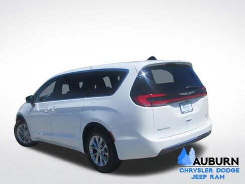 New 2026 Chrysler Pacifica Select image 5