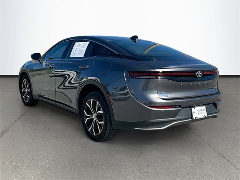 Used 2023 Toyota Crown Limited image 5