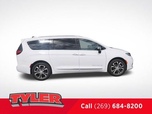 New 2026 Chrysler Pacifica Pinnacle w/ Trailer Tow Group AWD/4WD image 9