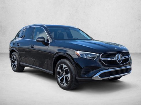 Used 2025 Mercedes-Benz GLC 350e 4MATIC image 3