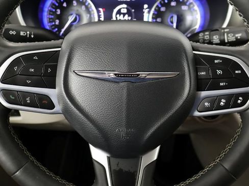 Used 2024 Chrysler Pacifica Touring-L FWD image 26