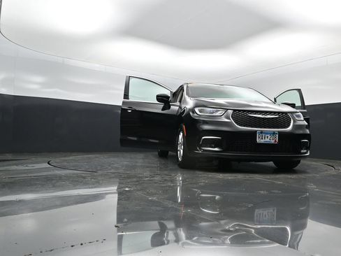 Used 2024 Chrysler Pacifica Touring-L FWD image 39
