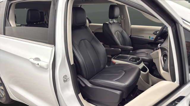 Used 2024 Chrysler Pacifica Limited FWD image 23