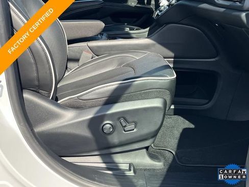 Certified 2025 Chrysler Pacifica Limited FWD image 26