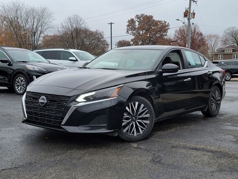 Used 2024 Nissan Altima 2.5 SV image 3