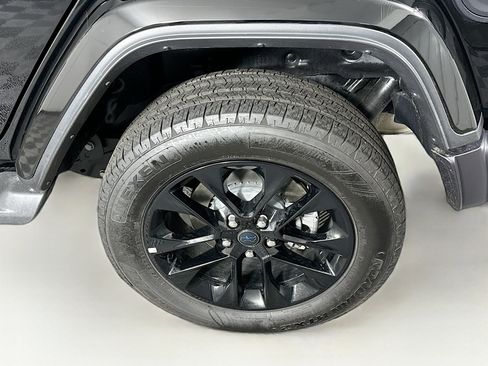 Used 2025 Jeep Wrangler Sahara image 11