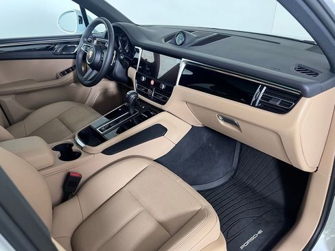 Certified 2025 Porsche Macan AWD/4WD image 18