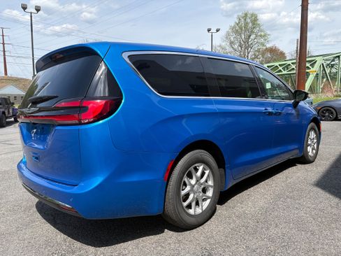 New 2026 Chrysler Pacifica Select FWD image 7