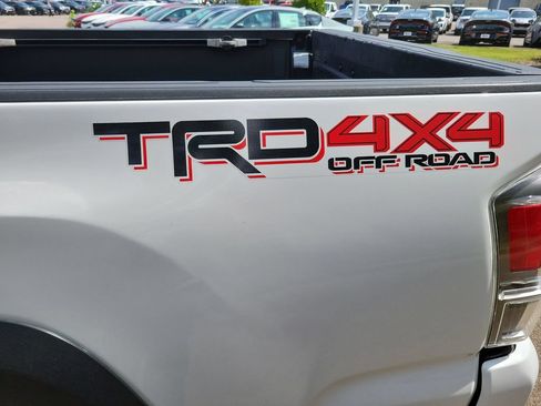 Used 2022 Toyota Tacoma TRD Off-Road w/ Technology Package AWD/4WD image 30
