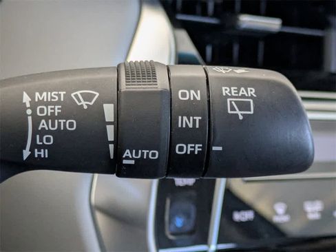 Used 2024 Toyota Venza Limited image 39