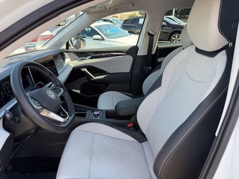 Certified 2025 Volkswagen Tiguan SE AWD/4WD image 12
