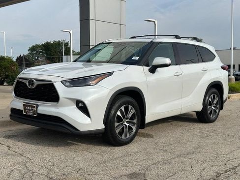 Used 2022 Toyota Highlander XLE AWD/4WD image 9