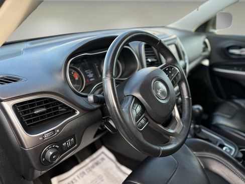 Used 2019 Jeep Cherokee Latitude Plus w/ Cold Weather Group image 14