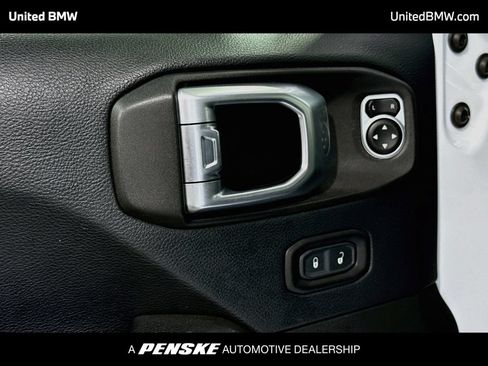 Used 2018 Jeep Wrangler Unlimited Sahara AWD/4WD image 3