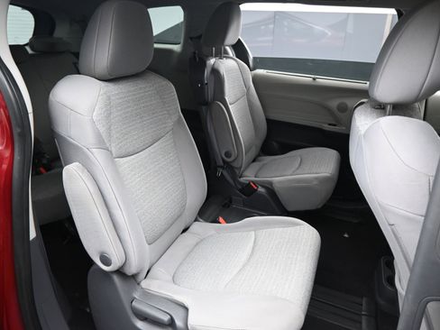 Used 2021 Toyota Sienna LE image 14