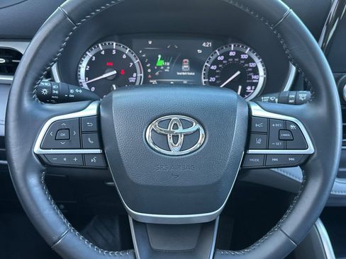 Used 2022 Toyota Highlander XLE AWD/4WD image 11