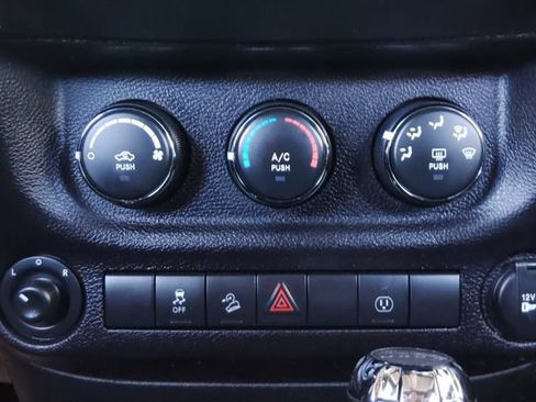Used 2018 Jeep Wrangler Unlimited Sahara w/ Connectivity Group AWD/4WD image 27