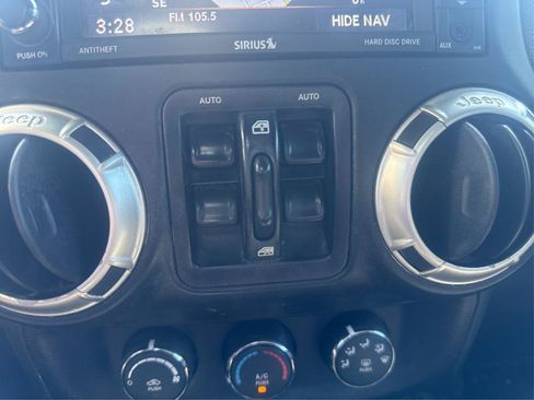 Used 2017 Jeep Wrangler Unlimited Sahara w/ Connectivity Group AWD/4WD image 20