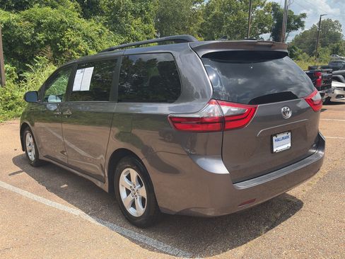 Used 2020 Toyota Sienna LE w/ LE Preferred Package FWD image 7