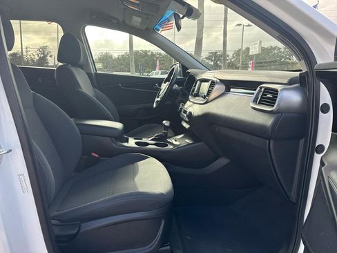 Used 2019 Kia Sorento S image 9