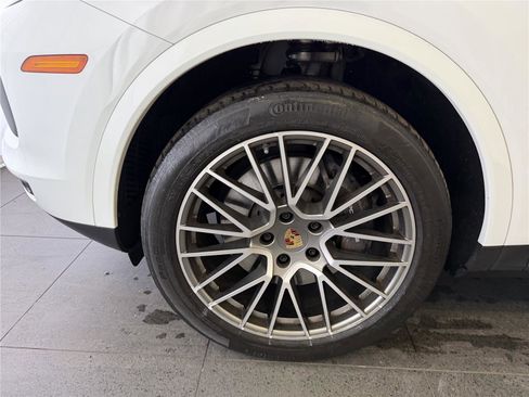 Certified 2022 Porsche Cayenne Platinum Edition image 10
