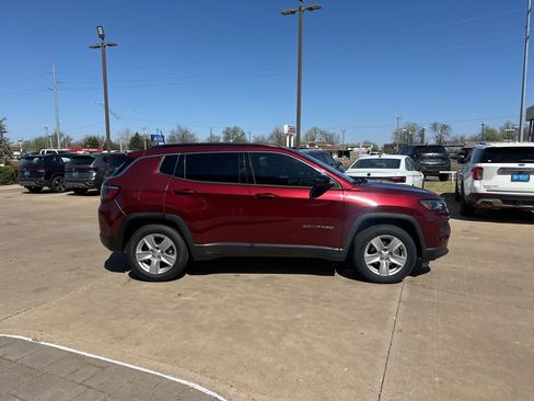 Used 2022 Jeep Compass Latitude FWD image 4