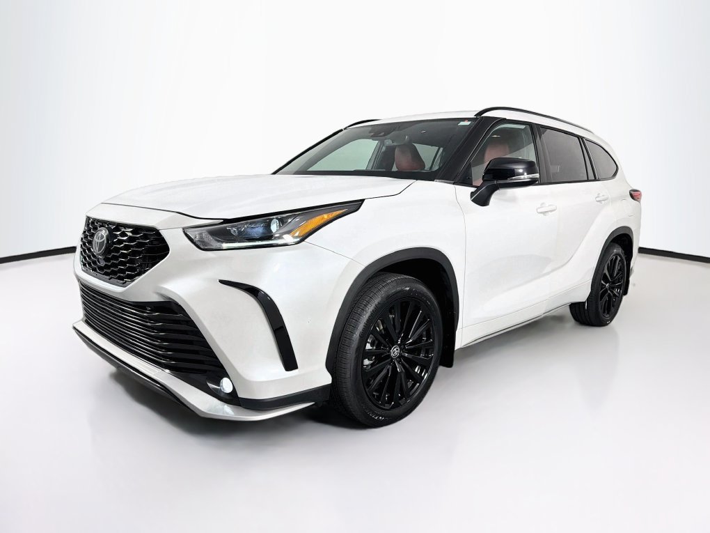 Used 2023 Toyota Highlander XSE FWD image 3