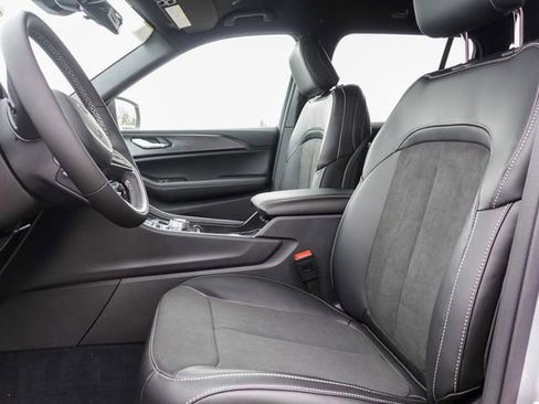 New 2025 Jeep Grand Cherokee Altitude image 13