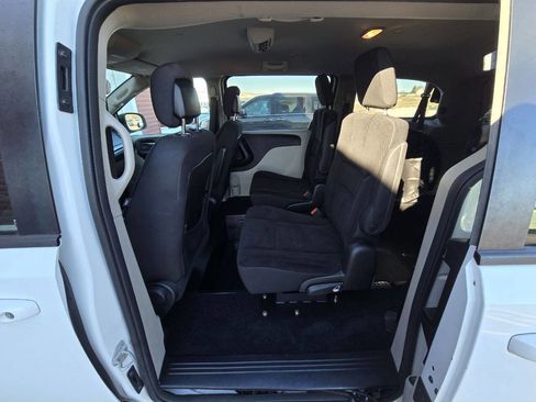 Used 2018 Dodge Grand Caravan SE w/ UConnect Hands-Free Group image 15