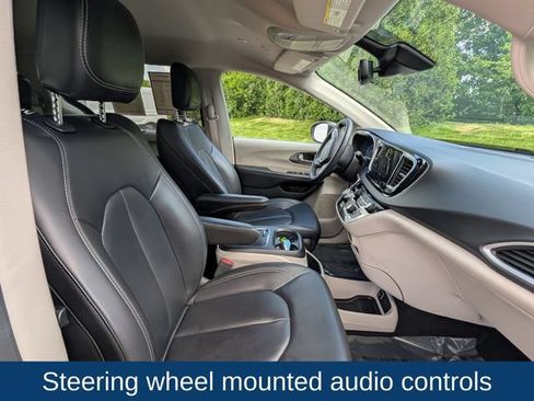 Used 2023 Chrysler Pacifica Touring-L FWD image 12