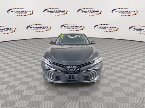 Used 2018 Toyota Camry LE image 3