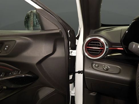 Used 2025 Chevrolet Trax RS w/ Sunroof Package image 28